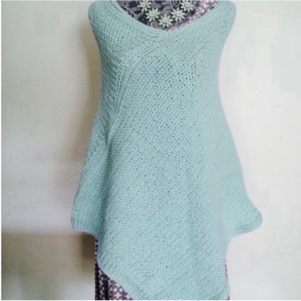New Women’s Hand Knit Peruvian Wool Elegant Mint Green Poncho S/M